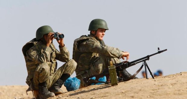 Lính Thổ Nhĩ Kỳ quan sát tình hình chiến sự tại thị trấn Kobani từ bên kia biên giới.