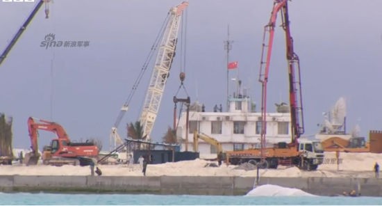 Máy xúc, máy ủi và tàu hút cát Trung Quốc đã biến đá Gạc Ma thành một đảo nhân tạo bất hợp pháp.