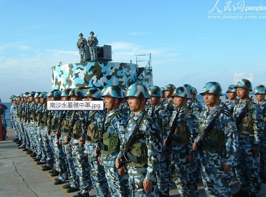 Lính Trung Quốc đồn trú bất hợp pháp trên công sự kiên cố ở đá Chữ Thập, Trường Sa.