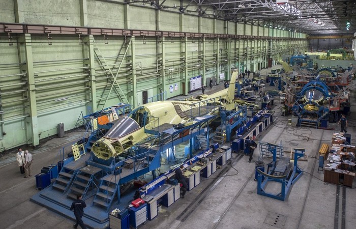 Bên trong một xưởng chế tạo máy bay củ Nga, hình minh họa.
