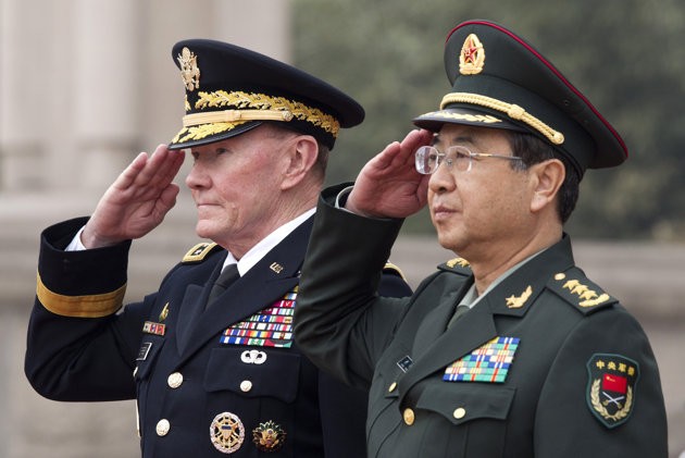 Ông Phòng Phong Huy và Chủ tịch Hội đồng Tham mưu trưởng liên quân Mỹ Martin Dempsey.