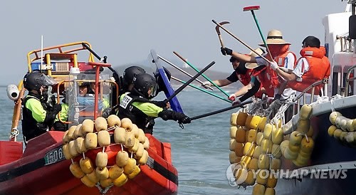 Ngư dân Trung Quốc điên cuồng chống trả lực lượng chức năng Hàn Quốc khi bị phát hiện xâm nhập, đánh bắt trái phép.