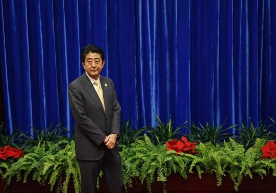Hình ảnh trên truyền hình cho thấy Thủ tướng Nhật Bản Shinzo Abe đang chờ đợi ông Tập Cận Bình ra tiếp tại Nhân Dân đại lễ đường theo nghi thức ngoại giao. Sau đó là một cái bắt tay &quot;cứng ngắc và lạnh lẽo&quot;. Ảnh: Reuters.