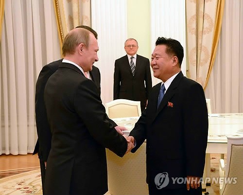 Tổng thống Nga Putin tiếp đặc sứ Triều Tiên Choe Ryong-hae.