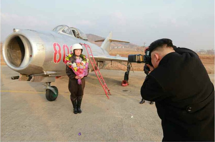 Nhà lãnh đạo Kim Jong-un chụp ảnh cho 1 nữ phi công.