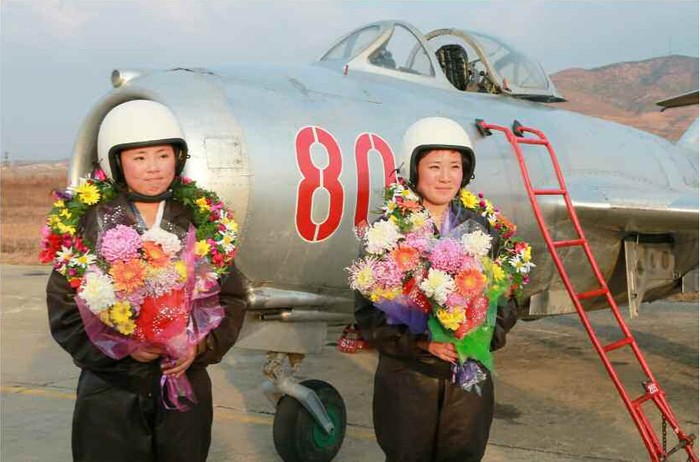 2 nữ phi công nhận hoa chúc mừng sau khi hoàn thành bài tập.