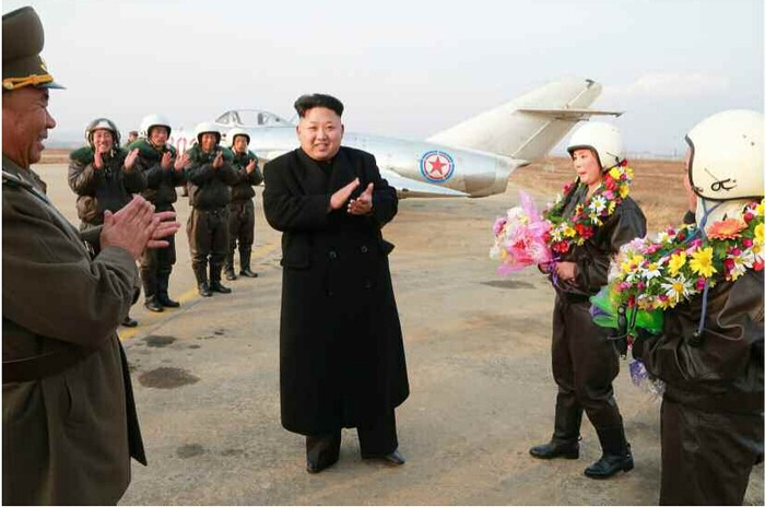 Kim Jong-un biểu dương thành tích của các nữ phi công Triều Tiên.