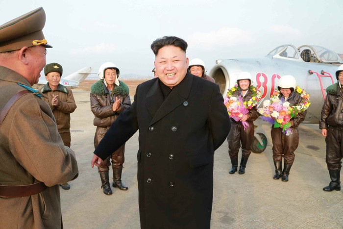 Nhà lãnh đạo Bắc Triều Tiên cười mãn nguyện sau buổi diễn tập bay thử nghiệm.