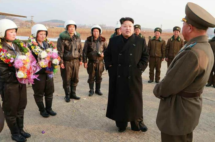 Kim Jong-un trò chuyện với các sĩ quan và phi công Triều Tiên.