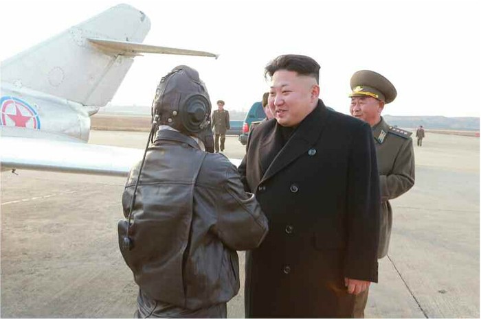 Ông Kim Jong-un bắt tay, thăm hỏi một phi công.