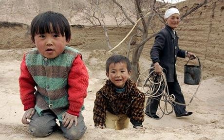Trẻ em ở một miền quê nghèo vùng nông thôn Trung Quốc.