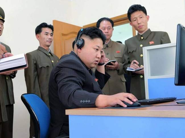 Nhà lãnh đạo Bắc Triều Tiên Kim Jong-un đang sử dụng máy tính.