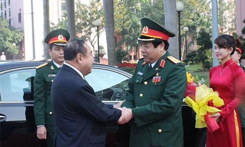 Bộ trưởng Quốc phòng Phùng Quang Thanh tiếp Phó Thủ tướng kiêm Bộ trưởng Quốc phòng Thái Lan Prawit Songsuwon. Ảnh: Vietnamnet.