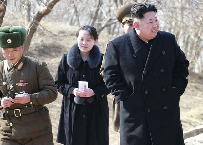 Kim Yeo-jong, em gái ông Kim Jong-un tháp tùng anh trai thị sát một đơn vị quân đội trong trang phục thời trang không kém cạnh người chị dậu Ri Sol-ju.