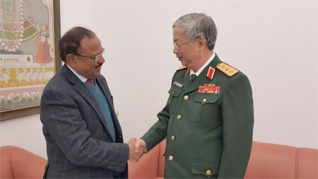 Cố vấn An ninh quốc gia Ấn Độ Ajit Doval và Thứ trưởng Bộ Quốc phòng Nguyễn Chí Vịnh. Ảnh: Talkvietnam.