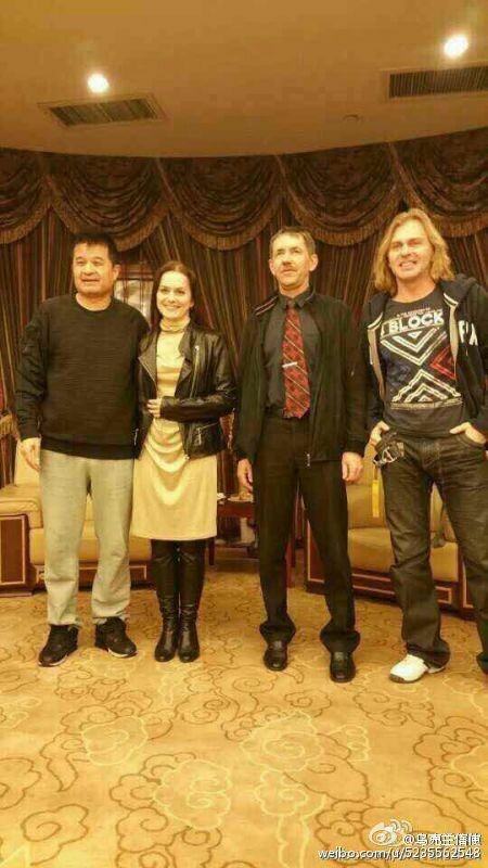 Một số người nước ngoài có mặt trong buổi nhậu của Tất Phúc Kiếm, người phụ nữ đứng cạnh ông Kiếm được cư dân mạng Trung Quốc cho là bà Olena Shevchenko, Bí thư thứ 2 đại sứ quán Ukraine tại Trung Quốc.