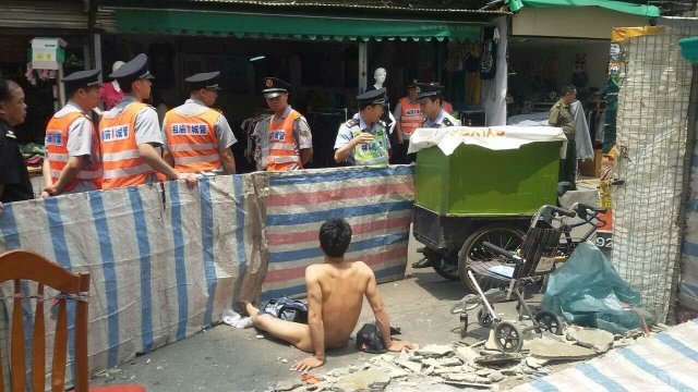 Lực lượng dân phòng đã phải quây bạt để tránh hình ảnh phản cảm gây hiếu kì, tập trung đông người.