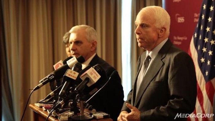 Thượng nghị sĩ John McCain trả lời báo chí tại Đối thoại Shangri-la 2015.