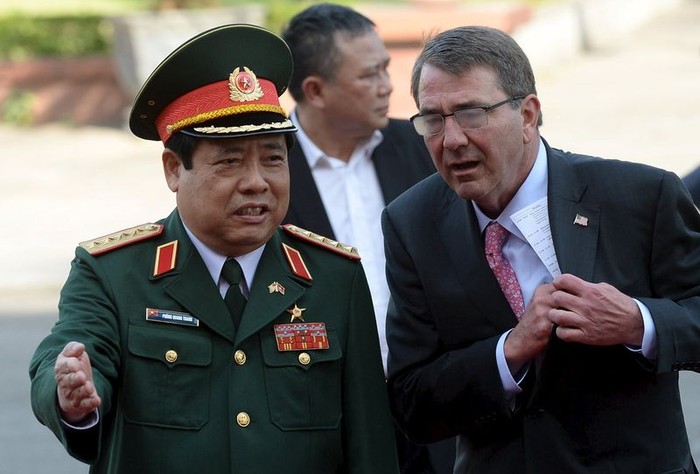 Bộ trưởng Quốc phòng Phùng Quang Thanh tiếp Bộ trưởng Quốc phòng Mỹ Ash Carter. Ảnh: Reuters.