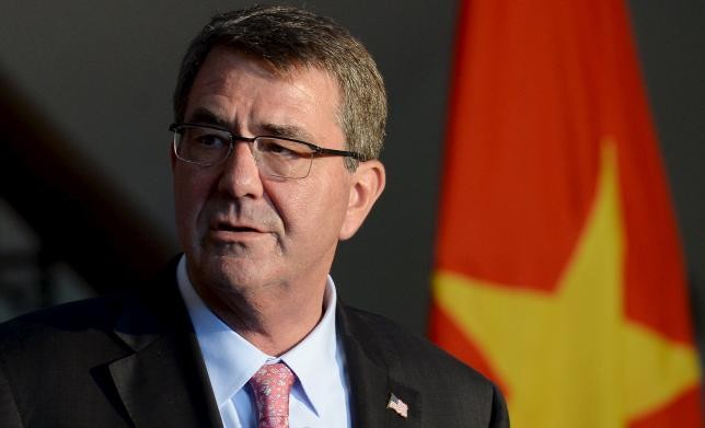 Khi Bộ trưởng Quốc phòng Mỹ Ash Carter thăm Việt Nam đặt vấn đề &quot;Việt Nam nên ngừng xây dựng, cải tạo ở Trường Sa&quot;. Ts Trần Công Trục cho rằng, chúng ta có nghĩa vụ giải thích với ông ấy rằng, đó là lãnh thổ Việt Nam bị các bên xâm lược hoặc chiếm đóng bất hợp pháp. Cần thiết và nên trao cho ông Carter bộ hồ sơ chứng lý của Việt Nam với 2 quần đảo Hoàng Sa, Trường Sa. Ảnh: Reuters.