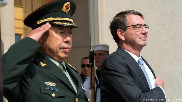 Ông Phạm Trường Long và ông Ash Carter. Ảnh: DW/DPA/S. Thew.