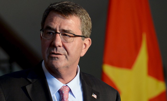 Chuyến thăm Việt Nam của Bộ trưởng Quốc phòng Mỹ Ash Carter đã đánh dấu nhiều phát triển quan trọng trong hợp tác song phương. Ảnh: Reuters.