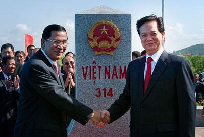 Thủ tướng Campuchia Hun Sen và Thủ tướng Nguyễn Tấn Dũng trong lễ cắt băng khánh thành mốc biên giới số 314. Ảnh: KI Media.