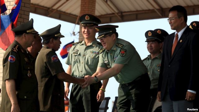Ông Tea Banh bắt tay một cố vấn quân sự Trung Quốc trong lễ tốt nghiệp học viên sĩ quan quân sự Campuchia tại tỉnh Kampong Speu ngày 12/3 vừa qua. Ảnh: Reuters.