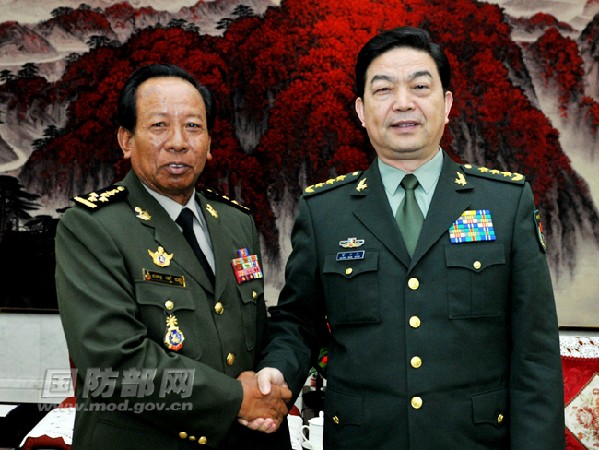 Bộ trưởng Quốc phòng Campuchia Tea Banh và người đồng nhiệm Trung Quốc Thường Vạn Toàn. Ảnh: Bộ Quốc phòng Trung Quốc.