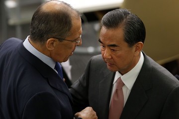 Ngoại trưởng Nga Sergei Lavrov và người đồng cấp Trung Quốc Vương Nghị. Ảnh: Zimbio.