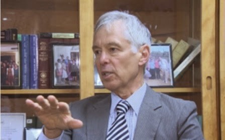 Tiến sĩ Marvin C. Ott.