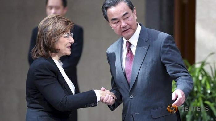 Ngoại trưởng Trung Quốc Vương Nghị tiếp Đặc sứ của Tổng thống Syria hôm 12/10 tại Bắc Kinh, ảnh: Reuters.
