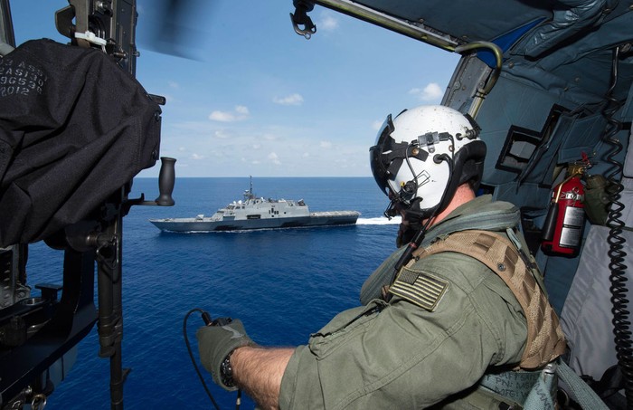 Chiến hạm Hoa Kỳ USS Fort Worth trong đợt tuần tra bảo vệ tự do, an toàn hàng không hàng hải quốc tế ở Biển Đông tháng 5 năm nay. Ảnh: Bloomberg.