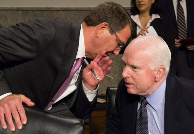 Bộ trưởng Quốc phòng Mỹ Ash Carter và Thượng nghị sĩ John McCain, ảnh: USNI.