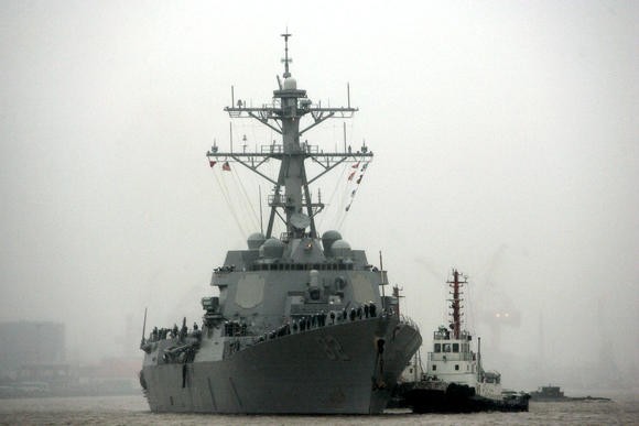 Tàu USS Lassen Hoa Kỳ tuần tra an ninh hàng không hàng hải ở Biển Đông theo đúng quy định của UNCLOS nhưng Trung Quốc vẫn phản đối gay gắt với khái niệm hết sức mơ hồ khi cho rằng tàu này &quot;xâm phạm vùng biển phụ cận&quot; đá Xu Bi. Ảnh: AP.