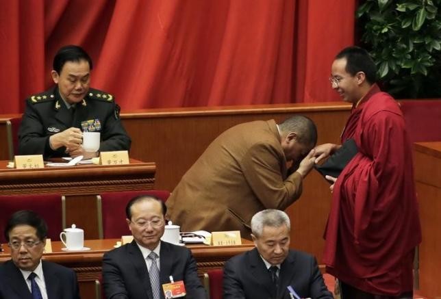 Một quan chức Tây Tạng cúi chào Ban Thiền Lạt Ma thứ 11 do chính phủ Trung Quốc chỉ định trong một cuộc họp Chính hiệp toàn quốc. Ảnh: Reuters.