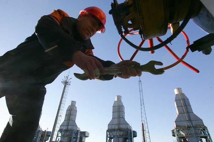 Giá dầu thế giới có xu hướng tiếp tục suy giảm càng làm tăng thêm khó khăn cho nền kinh tế Nga, ảnh: Arabi Press.