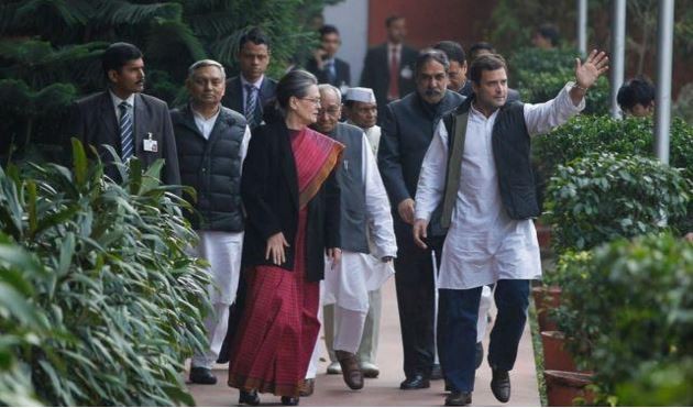 Bà Sonia Gandhi và con trai Rahul Gandhi rời khỏi tòa án. Ảnh: AP