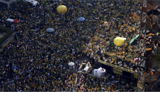 Biểu tình phản đối chính phủ ở Sao Paulo, Brazil. Ảnh: Reuters.