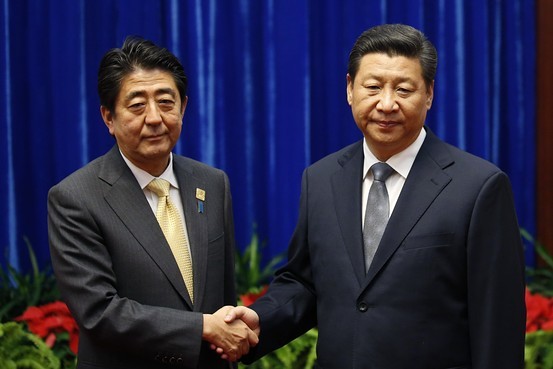 Thủ tướng Nhật Bản Shinzo Abe và Chủ tịch Trung Quốc Tập Cận Bình gặp nhau bên lề APEC năm ngoái tại Bắc Kinh. Ảnh: The Wall Street Journal.