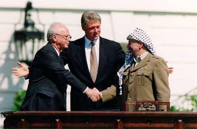 Tổng thống Mỹ Bill Clinton và Thủ tướng Israel Israel Yitzhak Rabin cùng Tổng thống Palestine Yasser Arafat tại lễ ký kết Hiệp định hòa bình Oslo. Ảnh: The New York Times.