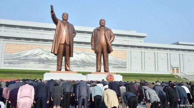 Người dân Triều Tiên thể hiện sự cung kính với hai nhà đạo Kim Il-sung và Kim Jong-il chính là một hình ảnh, khát khao mà Kim Jong-un hướng tới. Ảnh: Reuters.