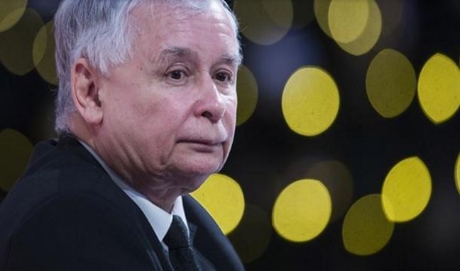 Cựu Thủ tướng Ba Lan Jaroslaw Kaczynski, lãnh đạo đảng Luật pháp và Công lý – người làm cho cả EU đau đầu vì phá vỡ những nguyên tắc của nền dân chủ phương Tây. Ảnh: The Guardian.