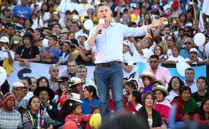 Tổng thống Argentina Mauricio Macri và người dân Argentina. Ảnh: EPA