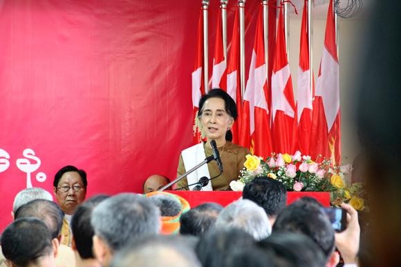 Bà Aung San Suu Kyi phát biểu trong một lễ kỷ niệm của NLD tại trụ sở đảng này hôm 4/1, ảnh: Nikkei Asian Review.