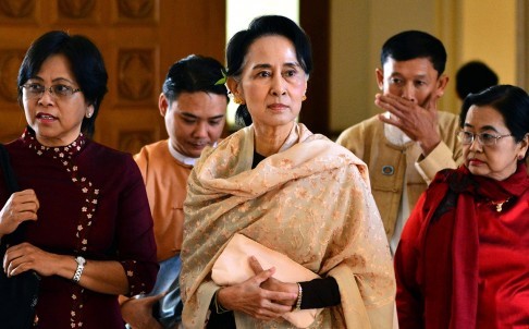 Bà Aung San Suu Kyi và các tân nghị sĩ NLD tới dự phiên họp cuối cùng của Quốc hội khóa cũ và tiệc chia tay đồng nghiệp. Ảnh: AP.