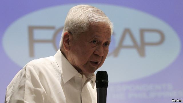 Cựu Ngoại trưởng Philippines Albert del Rosario. Ảnh: Reuters.