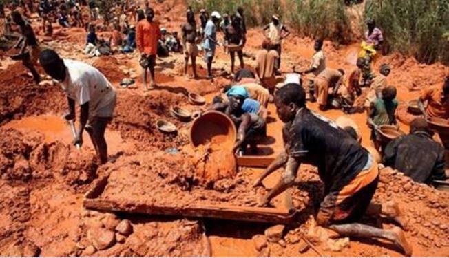 Khai thác ở khu mỏ Marange, Zimbabwe. Ảnh: The New York Times.