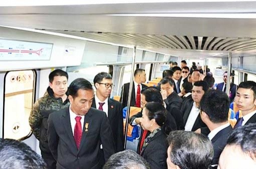 Tổng thống Indonesia Joko Widodo lên thăm một chuyến tàu cao tốc khi ghé thăm Bắc Kinh, ảnh: The Jakarta Post.