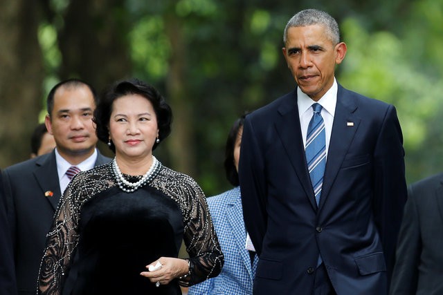 Tổng thống Obama và Chủ tịch Quốc hội Nguyễn Thị Kim Ngân thăm nhà sàn, ao cá Bác Hồ. Ảnh: Báo Tuổi Trẻ.